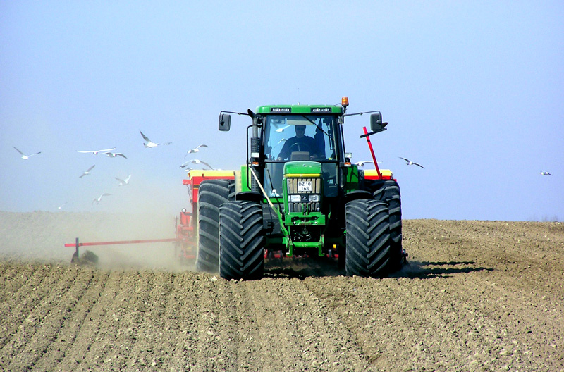 Grön traktor på fält