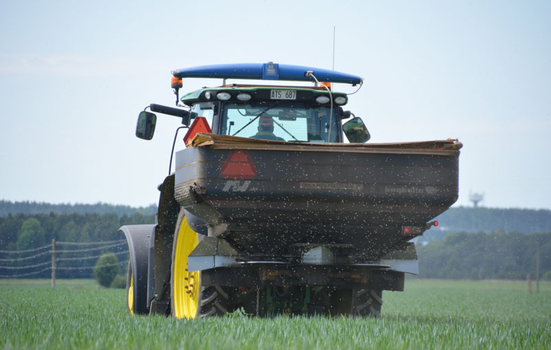 En traktor på en åker