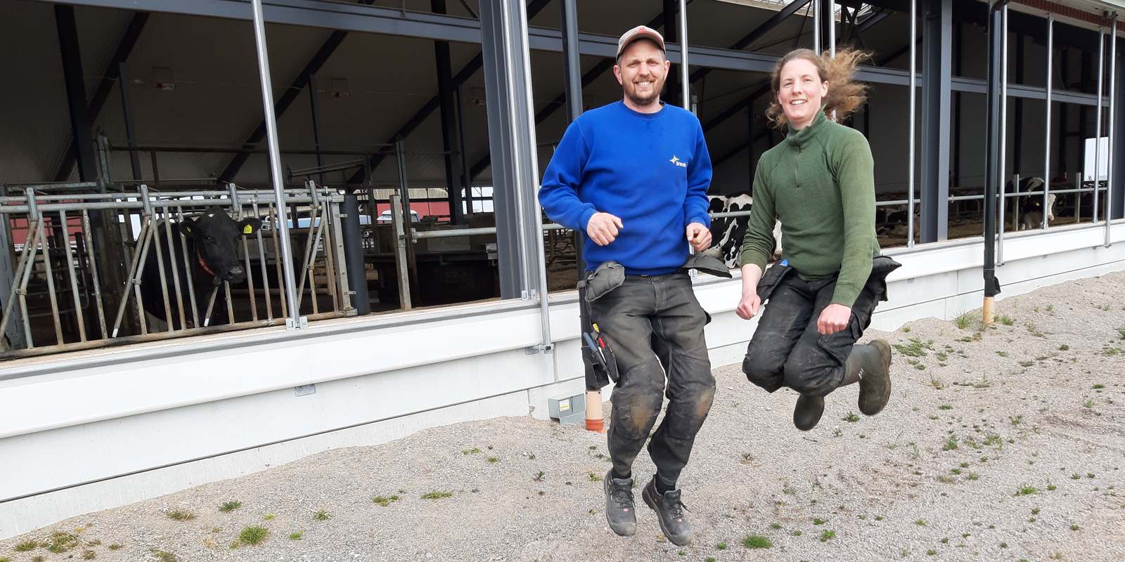Lena och Niklas Stang hoppar framför sin ladugård