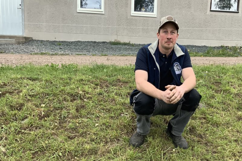 Mjölkbonden Andreas utanför sin ladugård