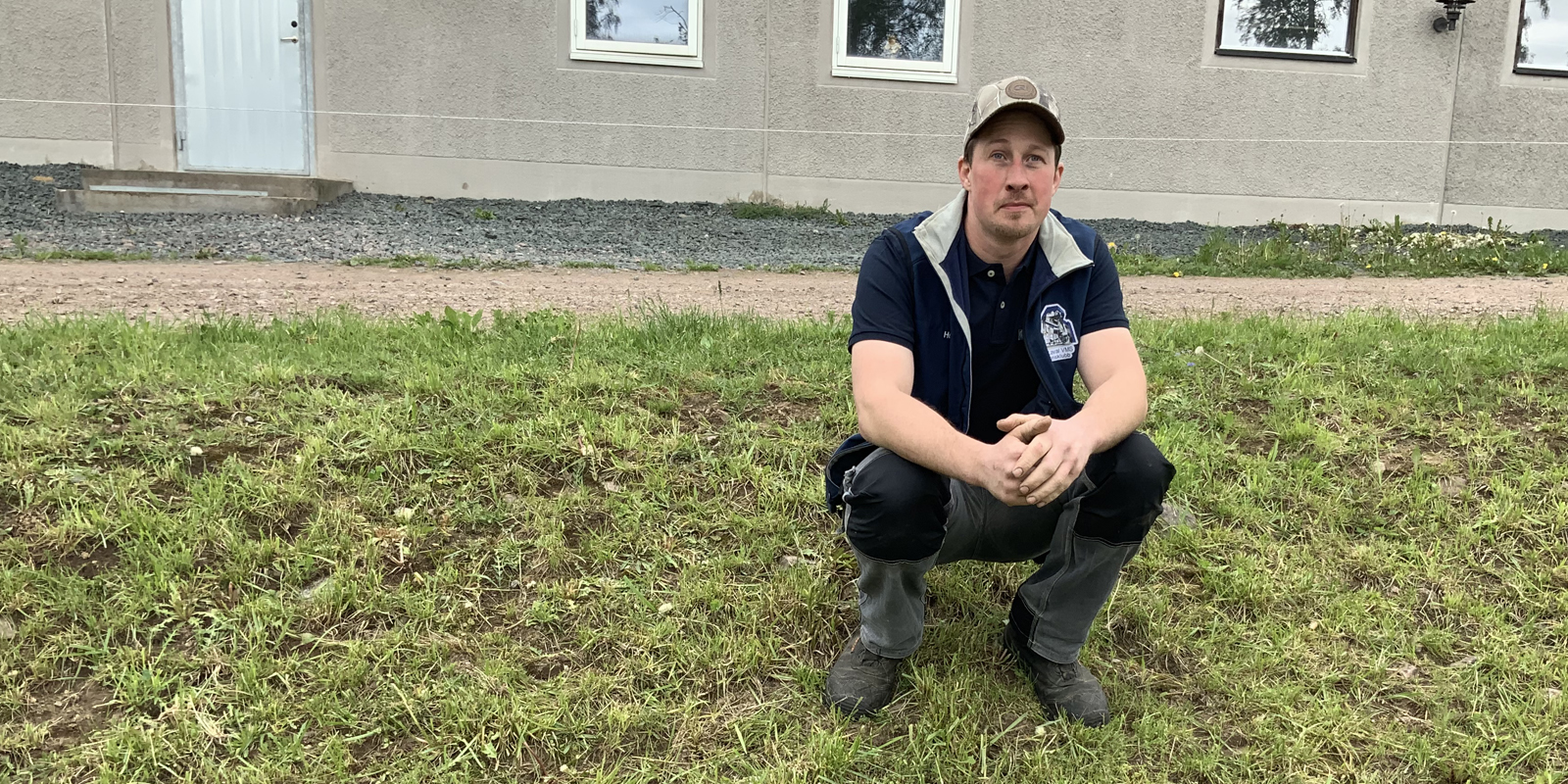 Mjölkbonden Andreas utanför sin ladugård