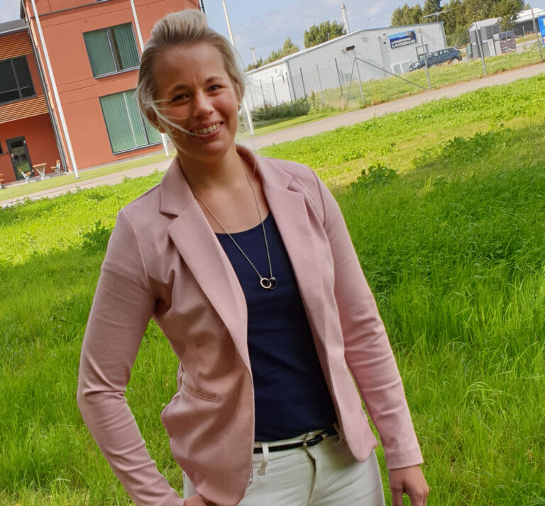 Rebecca-Nilsson_utanför_huvudkontoret_Svenska_Foder