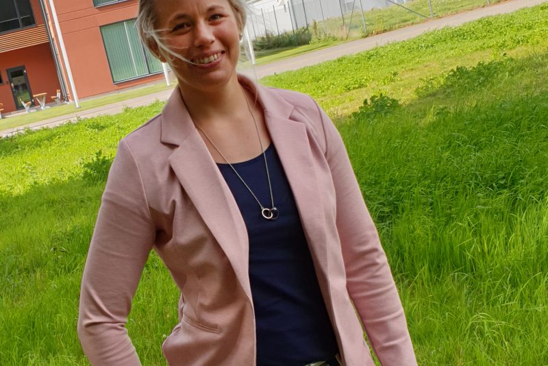 Rebecca Nilsson utanför Svenska Foders huvudkontor