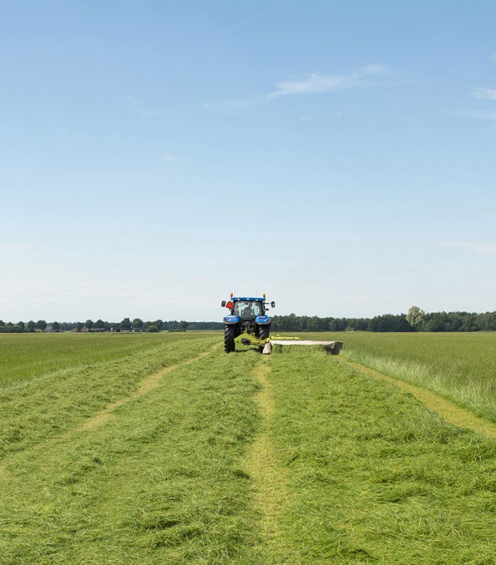 Vallfält med traktor