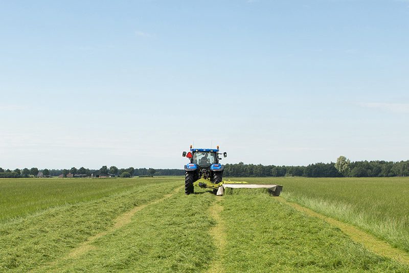 Vallfält med traktor