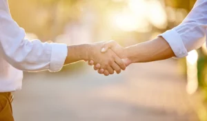 Två-personer-skakar-hand