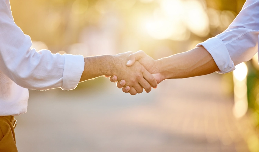 Två-personer-skakar-hand