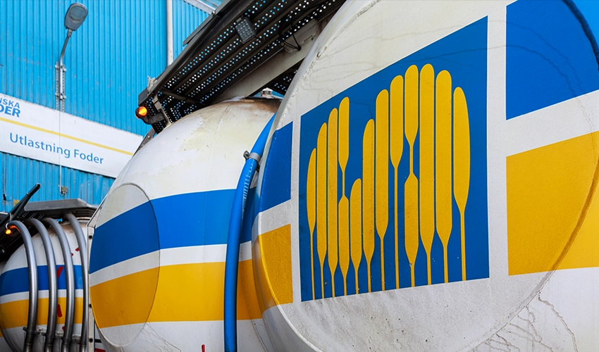 Närbild på Svenska Foder bulkbil.
