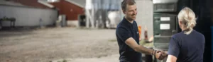 Energisäljare skakar hand med kund