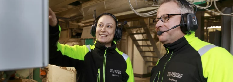 Medarbetare diskuterar runt foderproduktion