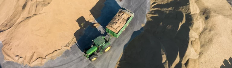 Mottagningsplats-uppifrån-traktor-med-släp