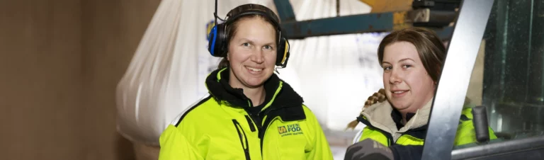 Två kvinnliga lagerarbetare