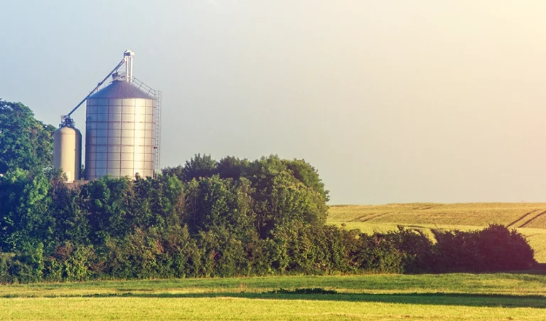 Landskapsbild med silo