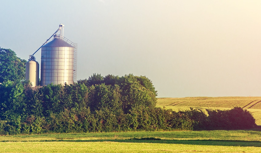 Landskapsbild med silo