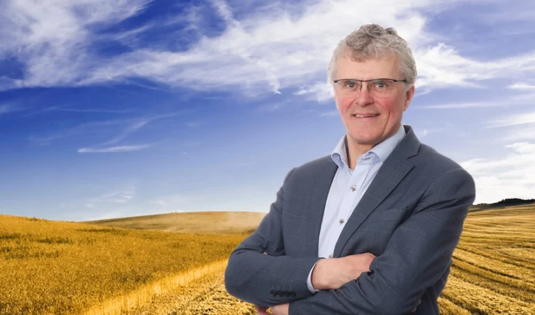 Carsten Klausen står i spannmålsfält.
