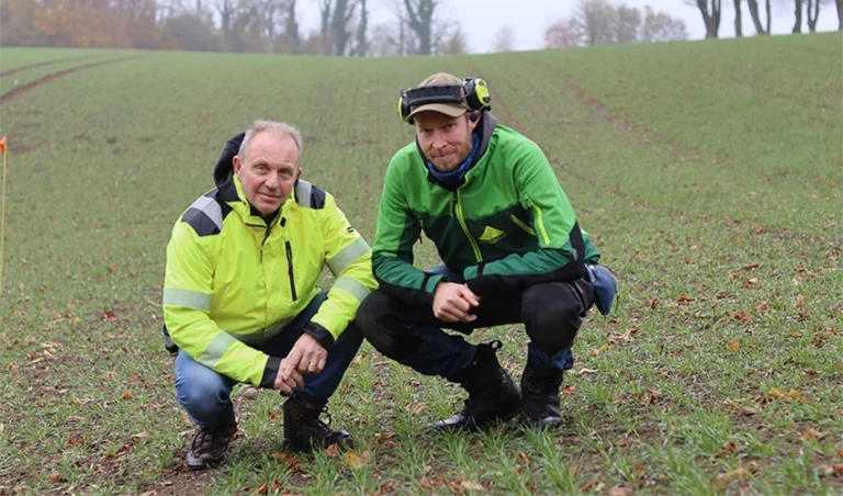 Mats Kilany och Max Landén, med i 6Tolv, sitter på huk i nygrott fält.
